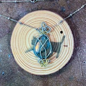 Classy Vintage-Inspired Labradorite Necklace